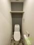 トイレ　トイレは温水洗浄便座付きで上部には収納スペースも！