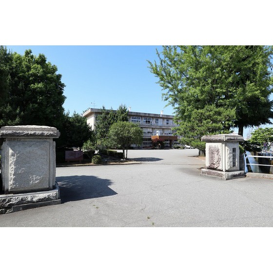 中学校　西部中学校（中学校）まで600m