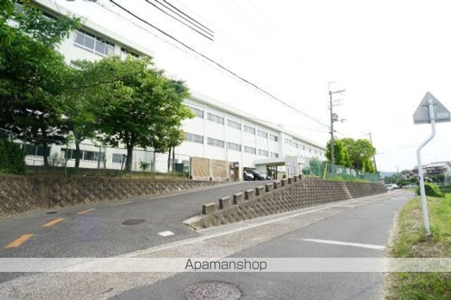 小学校　奈良市立六条小学校（小学校）まで403m