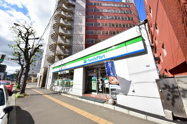 コンビニ　ファミリーマート札幌中の島店（コンビニ）まで291m