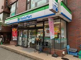 コンビニ　ファミリーマート世田谷新町店（コンビニ）まで293m