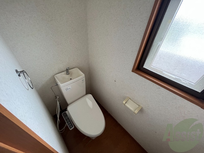 トイレ　ウォシュレットが付いているキレイなお手洗いです。