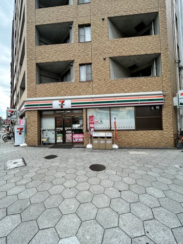 コンビニ　セブンイレブン 大阪新町4丁目店（コンビニ）まで69m