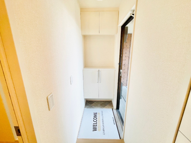玄関　同一建物内２０１号室内装写真転載
