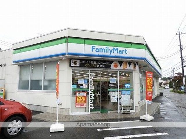 コンビニ　ファミリーマート（コンビニ）まで686m