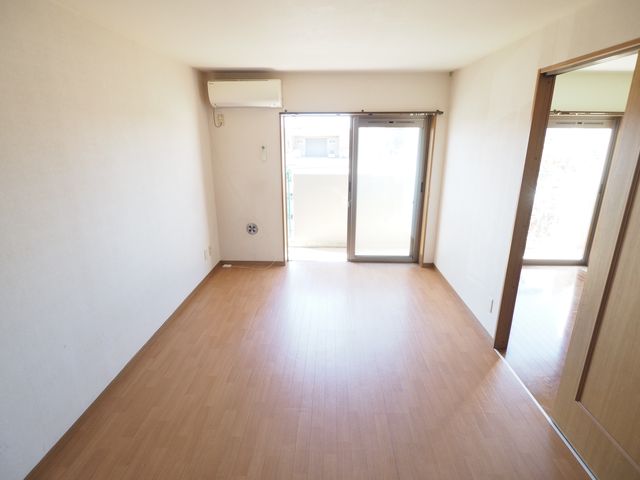 プレイスコート住吉の居間写真