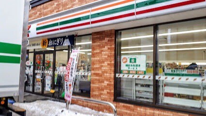 コンビニ　セブンイレブン札幌琴似2条5丁目店（コンビニ）まで48m