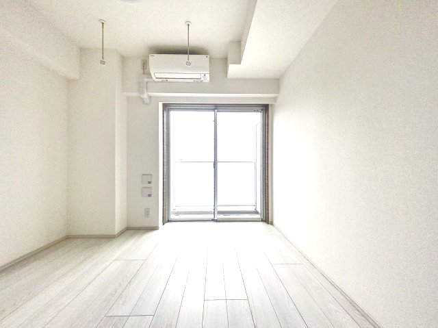 居室・リビング　落ち着いた色合いの床材を使用した居住空間です。