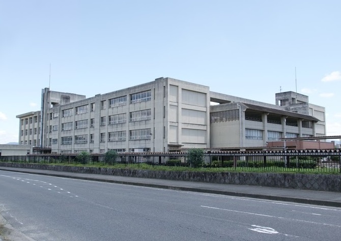 中学校　橿原市立八木中学校（中学校）まで1677m