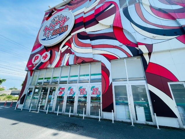 コンビニ　ファミリーマートキング観光鈴鹿店（コンビニ）まで522m