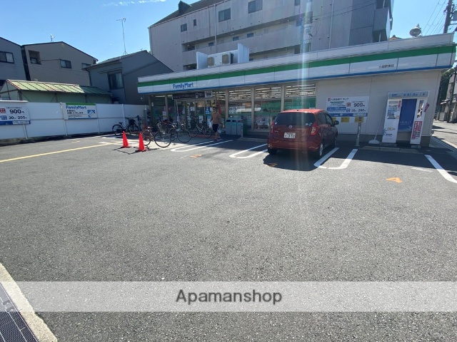 コンビニ　ファミリーマート（コンビニ）まで946m