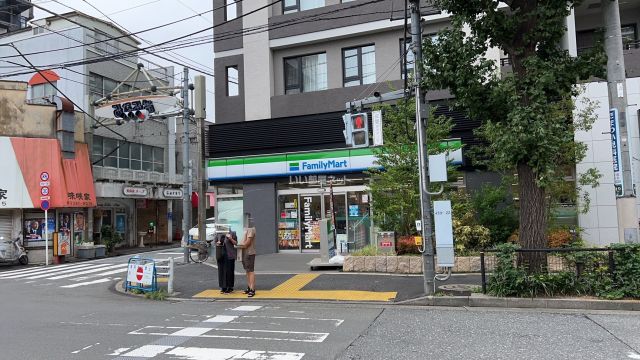 コンビニ　ファミリーマート中野南台3丁目店（コンビニ）まで390m