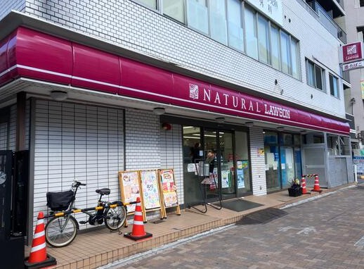 コンビニ　ナチュラルローソン東麻布三丁目店（コンビニ）まで296m