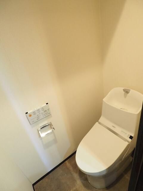 トイレ　落ち着いた色調のトイレです
