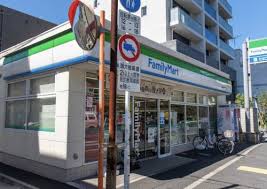 コンビニ　ファミリーマート 中野本町五丁目店（コンビニ）まで208m