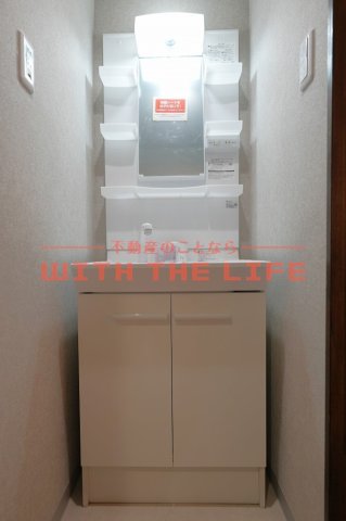 洗面設備　独立洗面化粧台が付いています