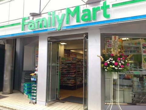 コンビニ　ファミリーマート 南青山六丁目店（コンビニ）まで68m