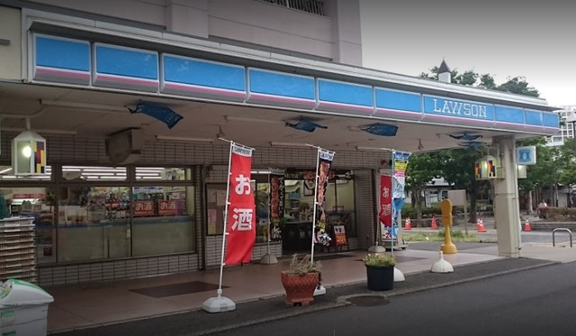 コンビニ　ローソン本郷台駅前店（コンビニ）まで502m