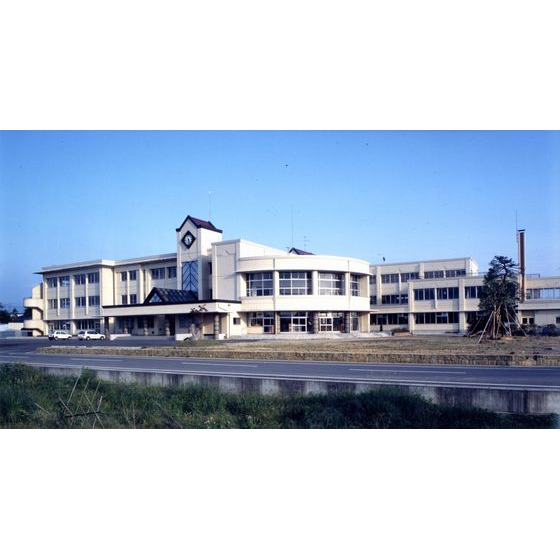 中学校　小矢部市立津沢中学校（中学校）まで2751m