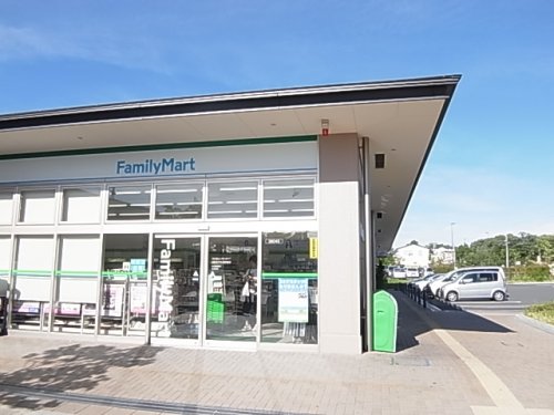 コンビニ　ファミリーマート　近鉄あやめ駅前店（コンビニ）まで390m