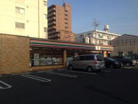コンビニ　セブンイレブン植田三丁目店（コンビニ）まで120m