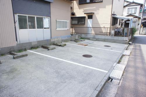 駐車場　敷地内に駐車場あり
