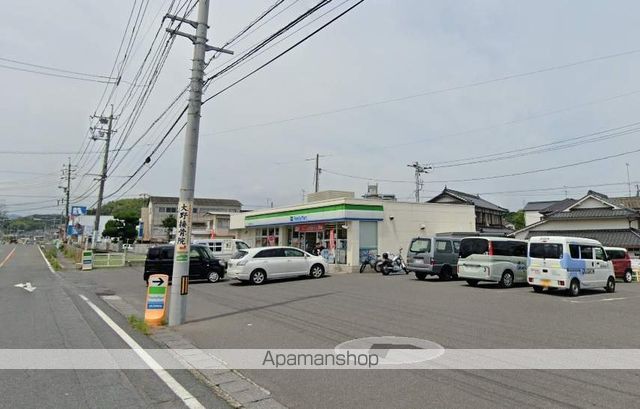 コンビニ　ファミリーマート（コンビニ）まで325m