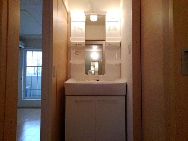 洗面設備　コンパクトで使いやすい洗面所
