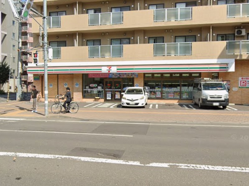 コンビニ　セブンイレブン札幌北12条店（コンビニ）まで202m