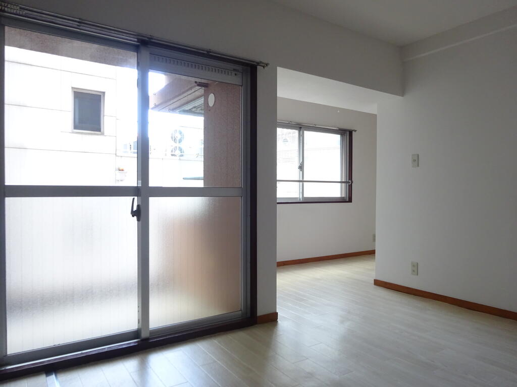 朝日プラザ花京院の居間写真