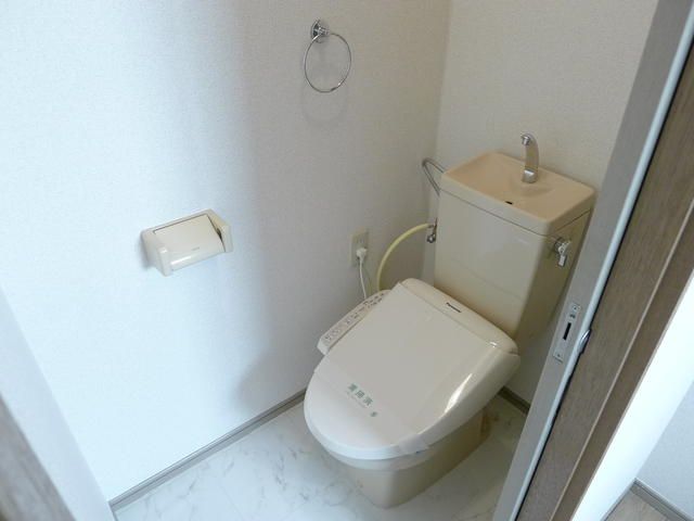 東急目黒線 西小山駅 徒歩4分 2階建 築31年のトイレ写真