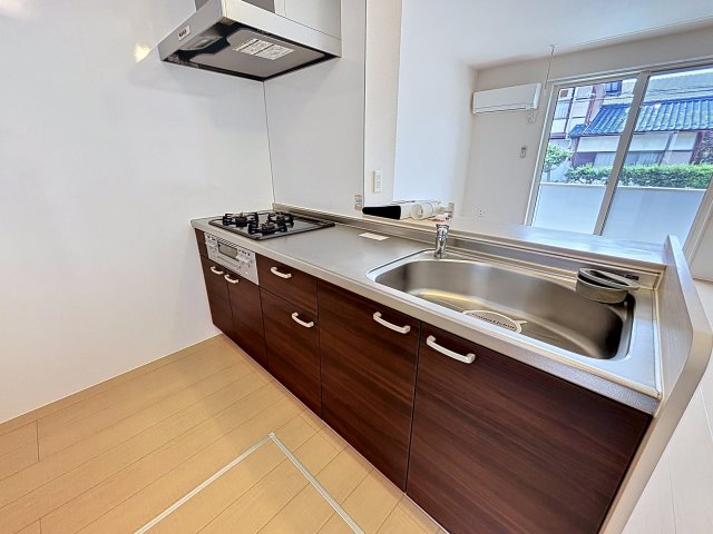 キッチン　掲載写真は同型モデルを掲載しており実際のお部屋と仕様等が異な