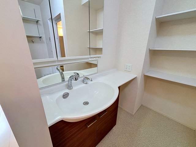 洗面設備　掲載写真は同型モデルを掲載しており実際のお部屋と仕様等が異な