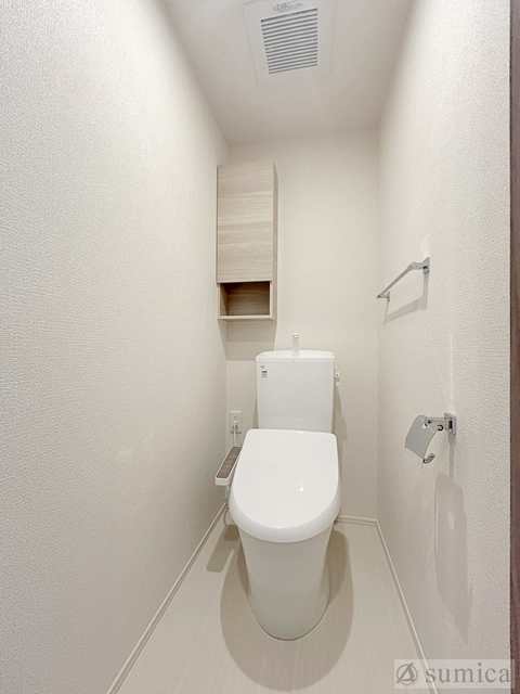 トイレ　人気アイテムの温水洗浄便座。清潔感のあるトイレです。