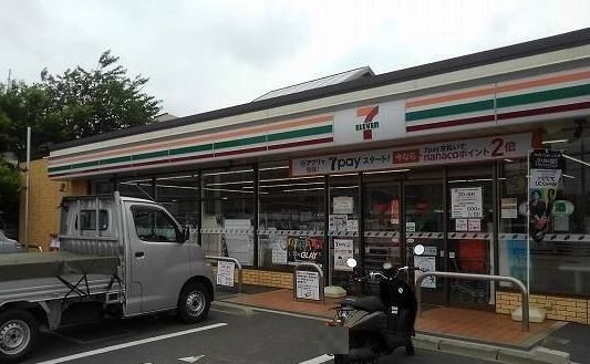 コンビニ　セブンイレブン（コンビニ）まで226m