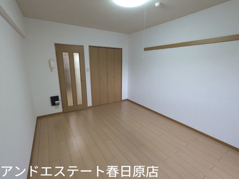 居室・リビング　広々８帖の洋室です