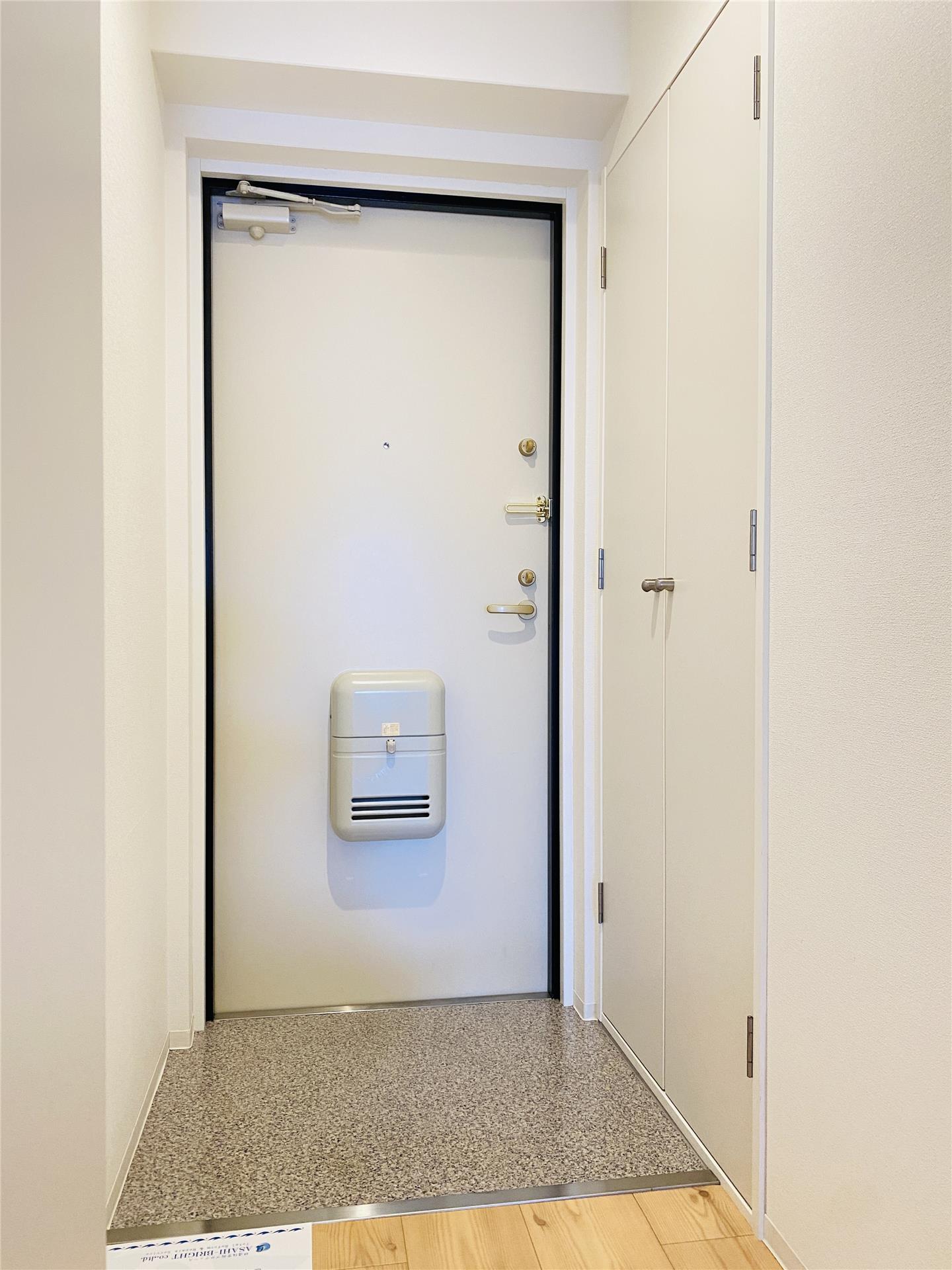 玄関　※同物件別室同タイプの写真です