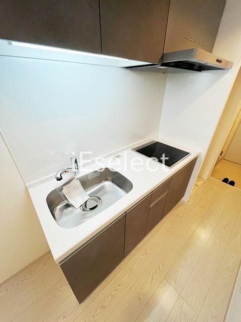 キッチン　２口システムキッチン付き。調理スペースあって料理も楽々♪