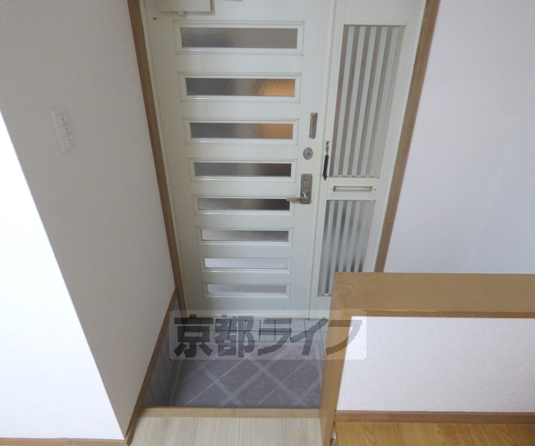 グランタック御所西 貸家の玄関写真
