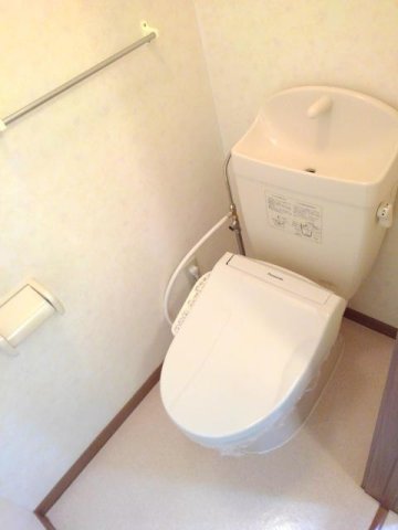 トイレ　落ち着いた色調のトイレです