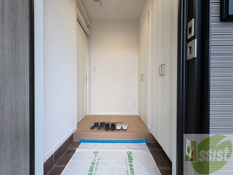玄関　玄関の様子です。明るい印象ですね。気分もあがりそう。
