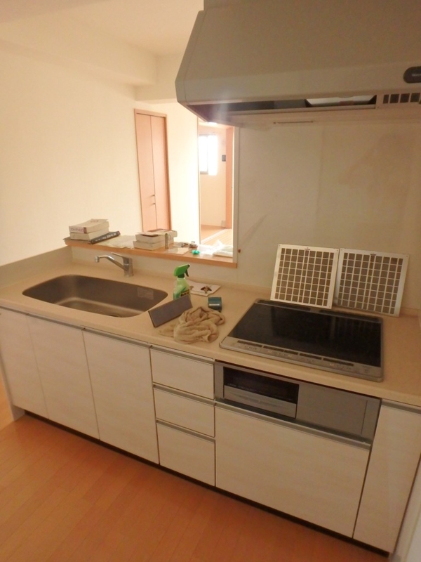 その他設備　１Ｈコンロ３口、システムキッチンです！