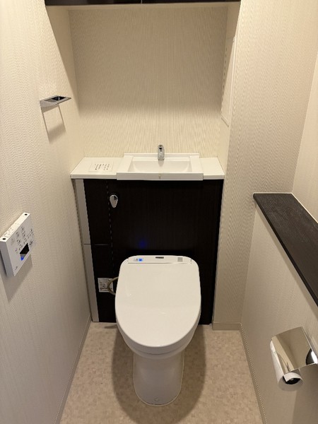地下鉄東西線 京都市役所前駅 徒歩5分 7階建 築14年のトイレ写真