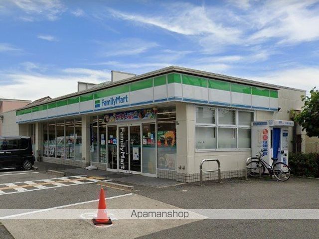 コンビニ　ファミリーマート川西中央店（コンビニ）まで656m