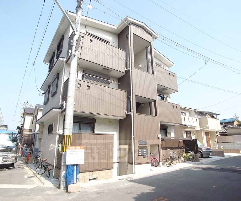 建物外観　高速のすぐ南！