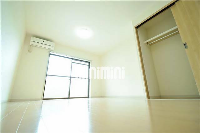 居室・リビング　９帖のお部屋で快適に過ごせます☆