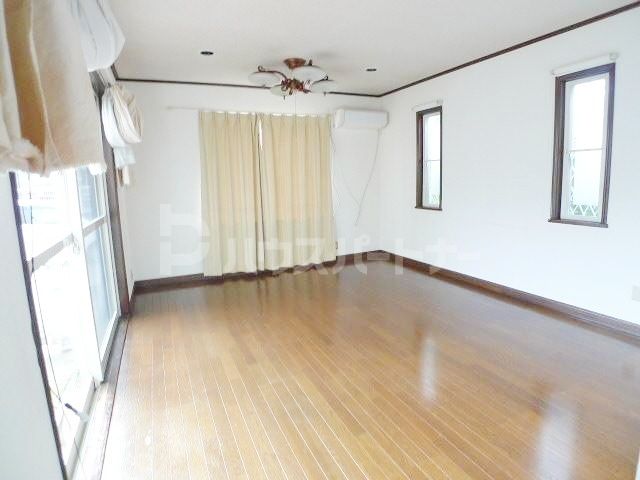 新松戸東3丁目貸家の居間写真