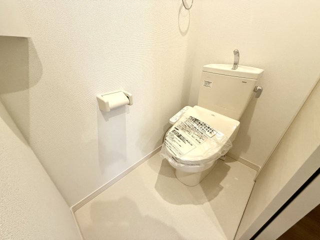 トイレ　温水洗浄便座付きのトイレです♪