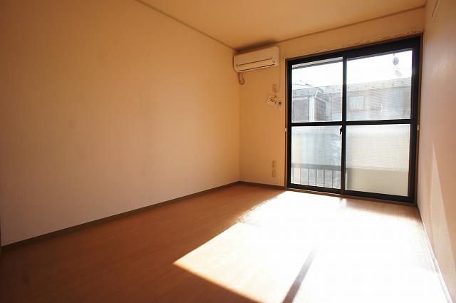 グリーンヒルズ中峠台Aの居間写真