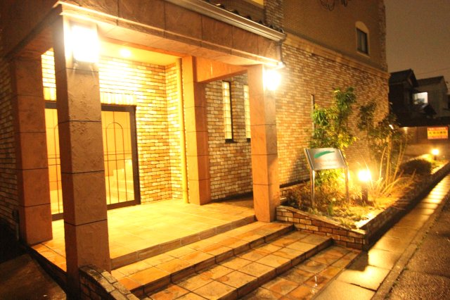 その他　夜間のエントランスです